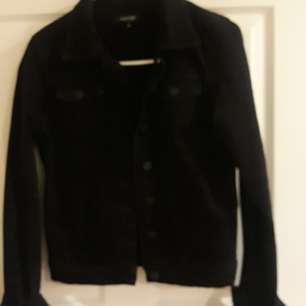 Black Jean jacket, great quality has a little stretch, two pockets with buttons.